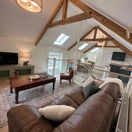 Апартаменты Westfield Barn